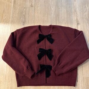 Commense Elegant Burgundy Sweater with Black Bow Accents S